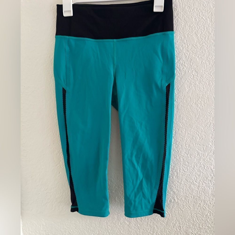 Lululemon Athletica Blue and Black Ankle Cropped Pants